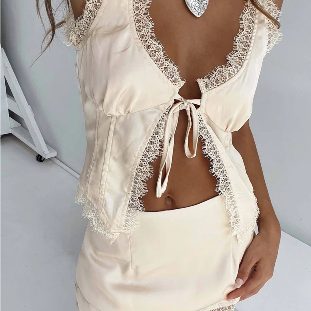 Elegant Lace Trim Sleepwear Set in Cream